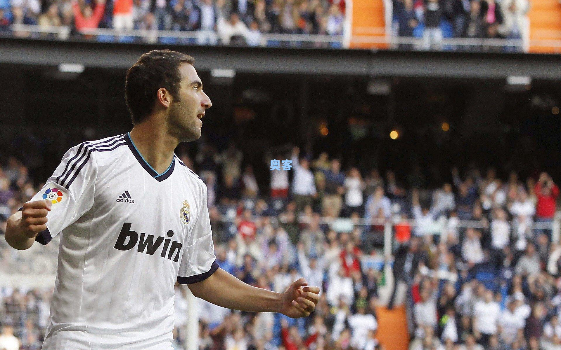 三载蓝袍仅三战，李昂深情告别海港，心属红鹰，永为球迷